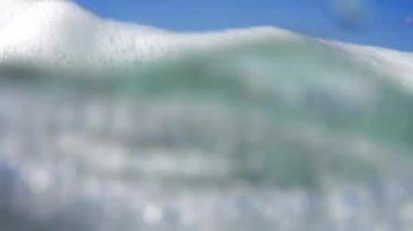 Denizde yüzen bir çocuğun sualtı fotoğrafı.