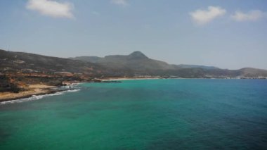 Deniz kıyısının ve gökyüzünün manzarası