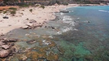 Deniz kıyısının ve gökyüzünün manzarası