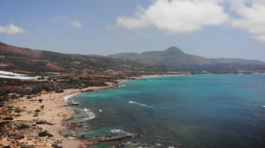 Deniz kıyısının ve gökyüzünün manzarası