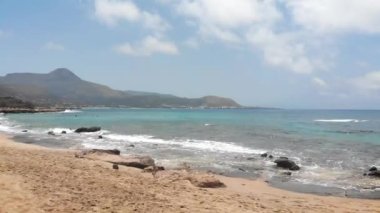 Deniz kıyısının ve gökyüzünün manzarası