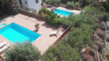 Villa 'da havuz kenarında eğlenen aile manzarası
