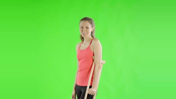 Junge Schöne Frau Sportbekleidung Mit Krücke Auf Grünem Bildschirm — Stockvideo