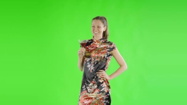 Femme Caucasienne Robe Chine Avec Vin Sur Écran Vert — Video