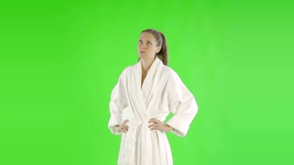 绿色荧幕上穿着浴衣的心烦意乱的高加索女人被剪掉了 — 图库视频影像