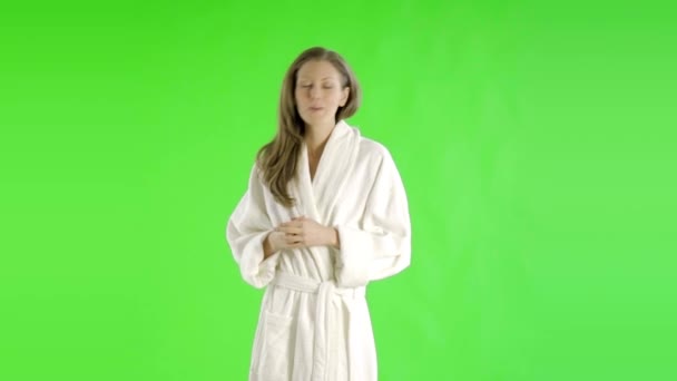 穿着浴衣在绿色屏幕上说话的高加索女人被剪掉了 — 图库视频影像