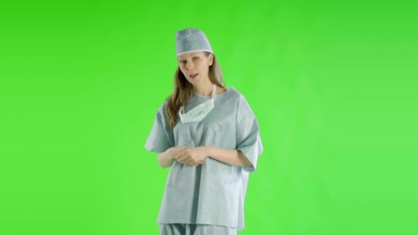 绿色屏幕上交谈的高加索女医生 — 图库视频影像