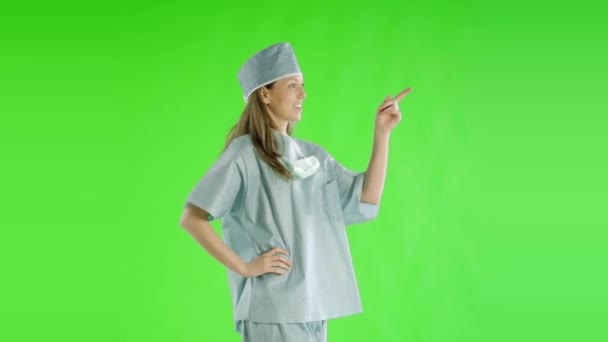 緑の画面で指差す白人女性医師 — ストック動画