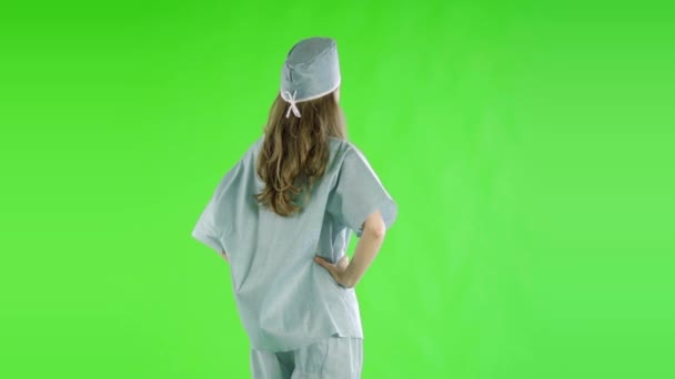 绿色屏幕上的高加索女医生指点 — 图库视频影像