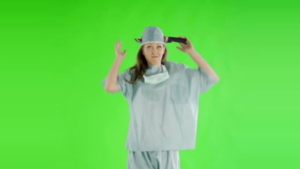 Kaukasisk Kvinna Läkare Grön Skärm Med Kniv Huvudet — Stockvideo