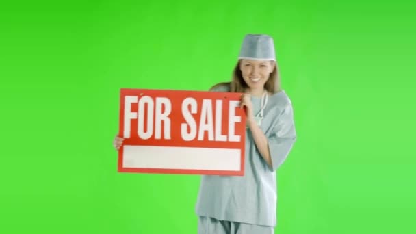 Kaukasische Ärztin Auf Grünem Bildschirm Mit Verkaufender Tafel — Stockvideo