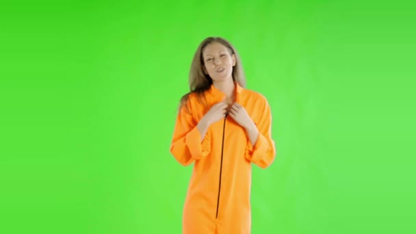 Молодая Женщина Заключенная Фоне Зеленого Экрана — стоковое видео