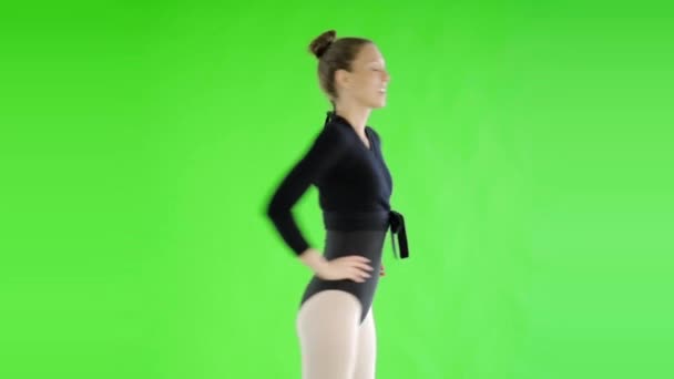 Ung Ballerina Udfører Ballet Bevægelser Green Screen Chroma Key – Stock-video