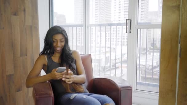 Mulher Negra Com Cabelos Longos Conversando Smartphone Sentado Poltrona Couro — Vídeo de Stock