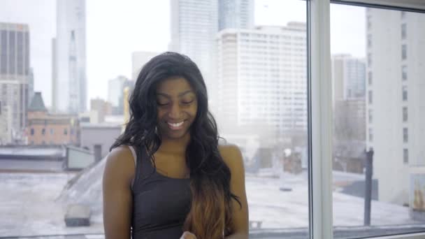 Όμορφη Μαύρη Γυναίκα Βίντεο Κουβέντα Μέσω Smartphone Στο Σύγχρονο Διαμέρισμα — Αρχείο Βίντεο