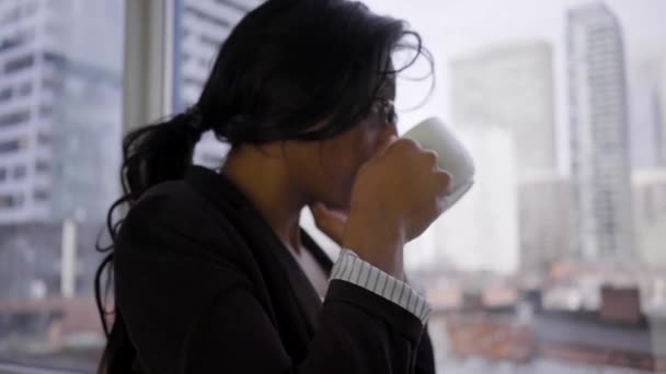 Czarna Bizneswoman Pije Kawę Rozmawia Przez Smartfona Nowoczesnym Wnętrzu Biura — Wideo stockowe