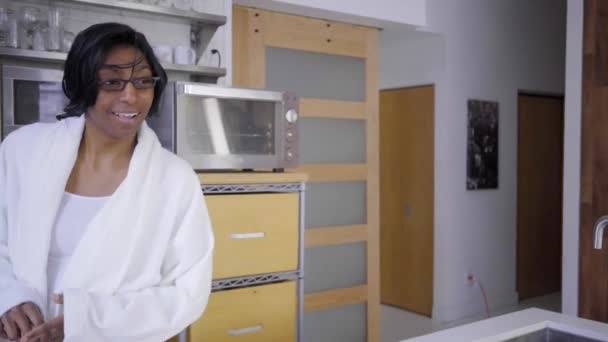 Modern Mutfağa Giren Gözlüklü Memnun Siyah Kadın — Stok video
