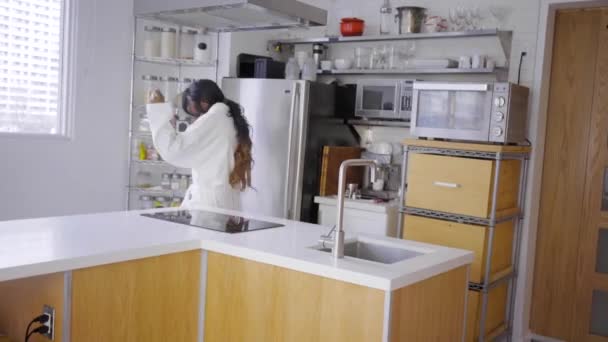 Mujer Negra Agradable Con Anteojos Que Entran Cocina Moderna — Vídeo de stock