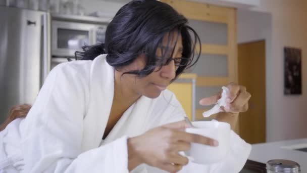 眼鏡をかけた黒人女性とインフルエンザを患っている白いローブ ナプキンを保持し 熱い健康的な抗インフルエンザ飲料を飲む — ストック動画
