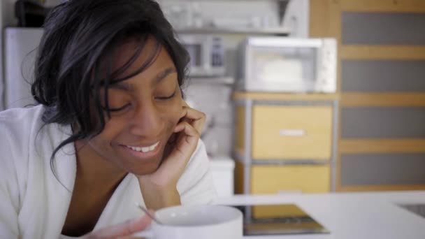Lächelnde Schwarze Frau Weißen Gewand Träumt Der Küche Und Trinkt — Stockvideo