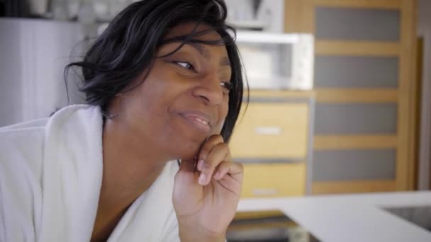 Uśmiechnięta Czarna Kobieta Białym Szlafroku Marząca Kuchni — Wideo stockowe