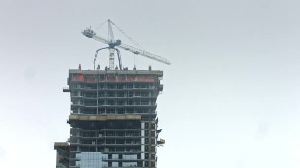 Grúa Construcción Una Torre Vídeo Constricción — Vídeos de Stock