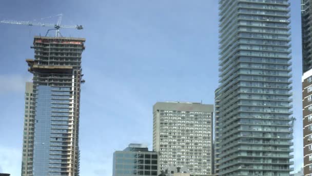 Edifícios Modernos Arranha Céus Contra Céu Azul Nublado — Vídeo de Stock