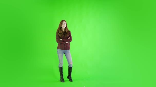 Kaukasiska Kvinna Casual Kläder Mot Studio Grön Skärm — Stockvideo