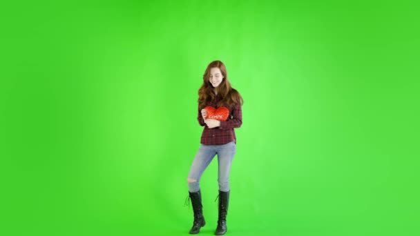 Kaukaska Kobieta Noszenie Casual Dżinsy Trzymając Serce Zabawka Przeciw Studio — Wideo stockowe