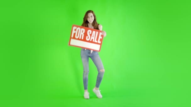 Kaukasiska Kvinna Bär Casual Jeans Innehav Försäljning Tecken Mot Studio — Stockvideo