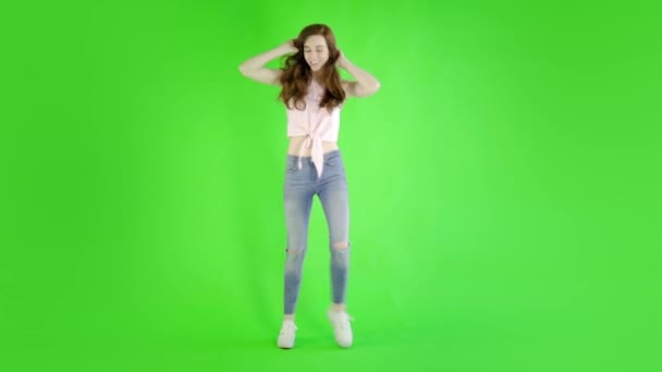 Caucasiano Mulher Dançando Contra Estúdio Greenscreen — Vídeo de Stock