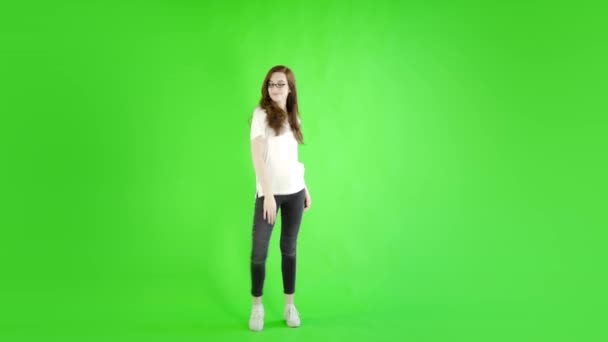 Kaukaska Kobieta Taniec Przeciw Studio Greenscreen — Wideo stockowe