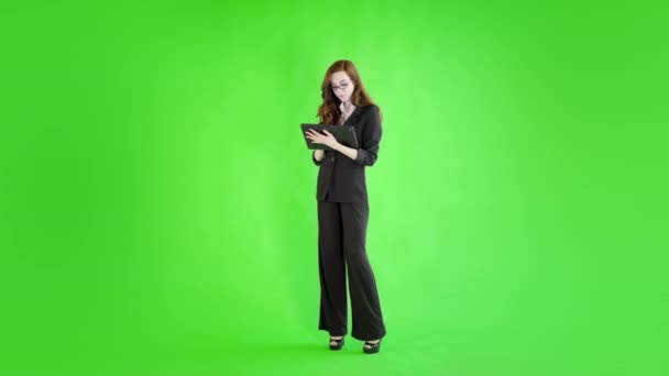 Kaukázusi Üzletasszony Digitális Tabletta Ellen Stúdió Zöld Képernyő — Stock videók