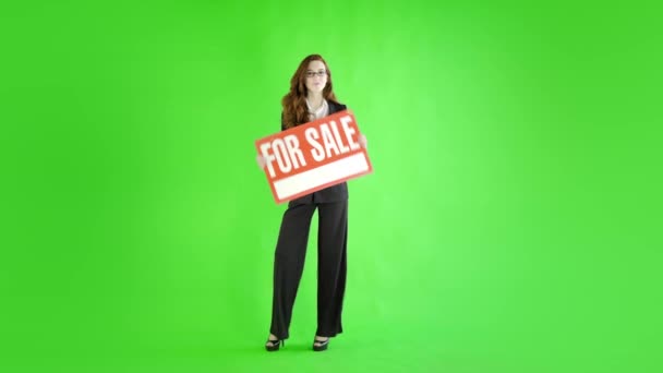 Kaukasiska Affärskvinna Håller Försäljning Tecken Mot Studio Grön Skärm — Stockvideo