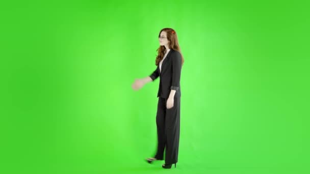 Caucasian Businesswoman Hesitating Studio Green Screen — Stock Video