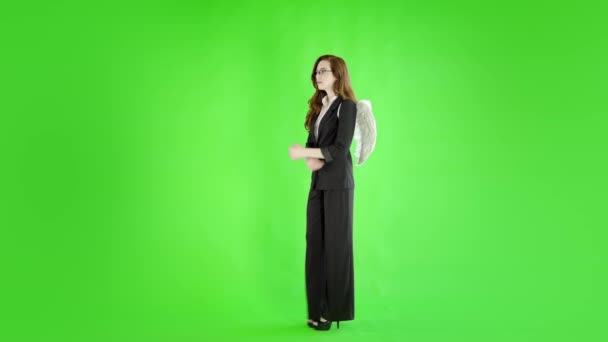 Kaukasiska Affärskvinna Tvekar Mot Studio Grön Skärm — Stockvideo