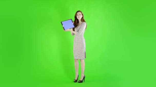 Kaukasische Frau Lässigem Langen Kleid Mit Tablet Und Grünem Bildschirm — Stockvideo