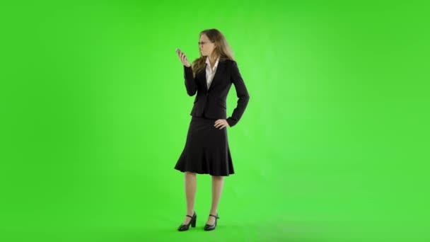 Mujer Negocios Caucásica Con Teléfono Inteligente Contra Pantalla Verde — Vídeos de Stock