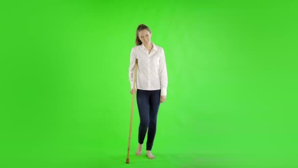 身着休闲装 头戴绿屏拐杖的高加索女商人 — 图库视频影像