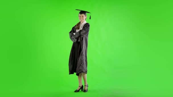 Mujer Caucásica Vistiendo Bata Graduación Contra Pantalla Verde — Vídeo de stock