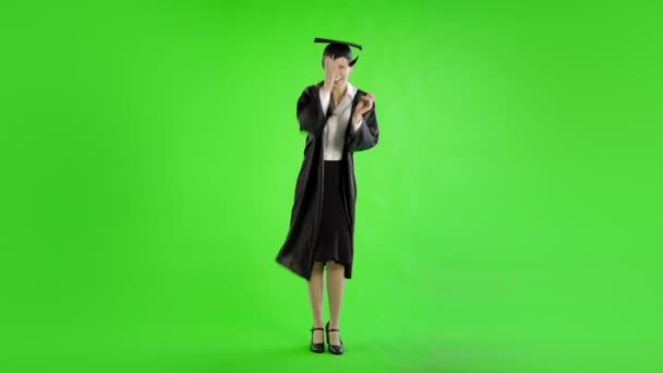Mulher Caucasiana Vestindo Roupão Formatura Contra Tela Verde — Vídeo de Stock