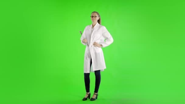 Mujer Caucásica Usando Labcoat Contra Pantalla Verde — Vídeos de Stock