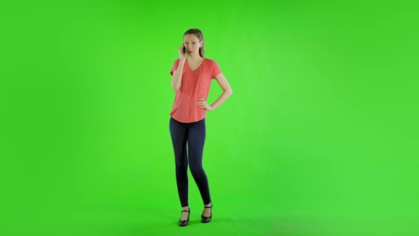 Kaukasiska Kvinna Casual Jeans Med Mobiltelefon Mot Grön Skärm — Stockvideo