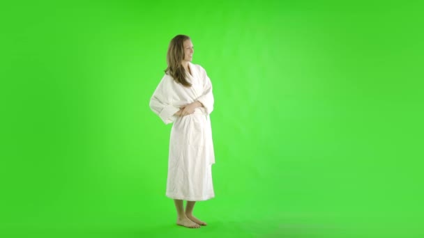 绿色屏幕上穿着浴衣的高加索女人被剪掉了 — 图库视频影像