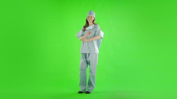 绿色屏幕上有手臂交叉的高加索女医生 — 图库视频影像