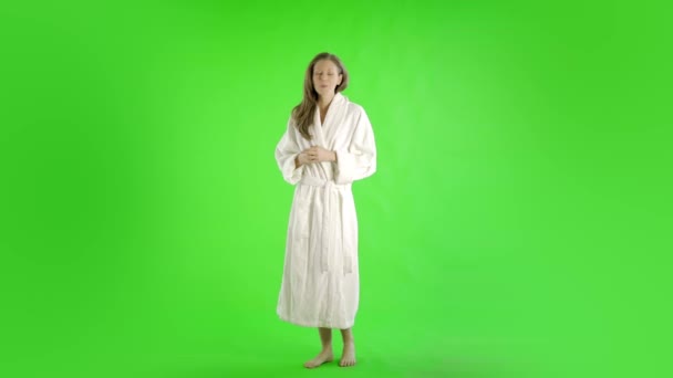 Wanita Kaukasia Dengan Jubah Mandi Layar Hijau Dipotong — Stok Video