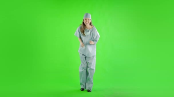 Kaukasische Ärztin Tanzt Auf Grünem Bildschirm — Stockvideo
