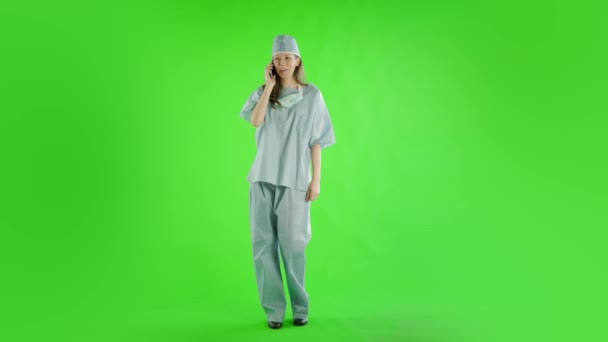 绿色屏幕上的高加索女医生在讲电话 — 图库视频影像