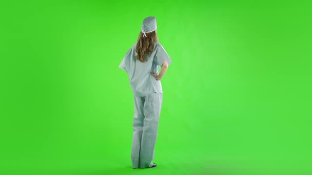 Біла Жінка Лікар Зеленому Екрані Вказуючи — стокове відео