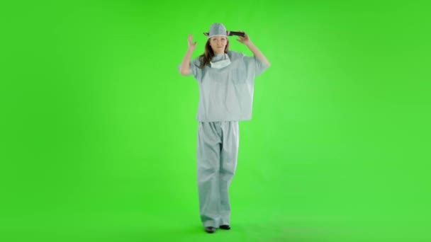 Біла Жінка Лікар Зеленому Екрані Ножем Голові — стокове відео